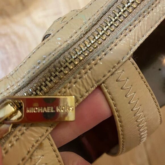 Michael Kors Berkeley T strap patent beige sandal in size 6.5 - Picture 11 of 14